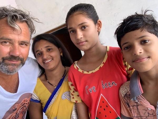 Frédéric Geffroy et la famille indienne qu'il soutient