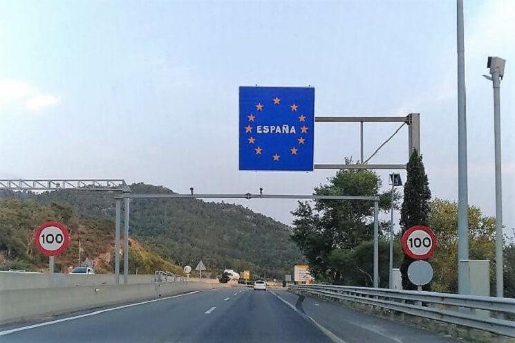 La frontière franco-espagnole depuis l'autoroute A9