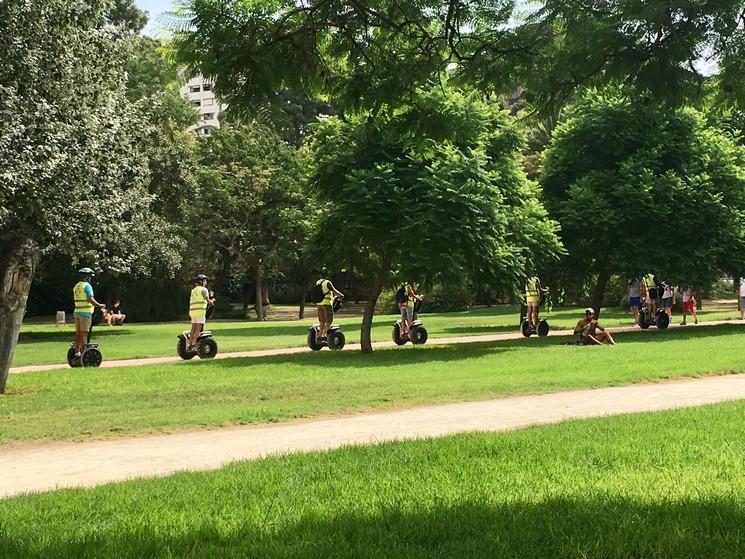 Touristes se déplaçant en segway dans le rio Turia à Valencia