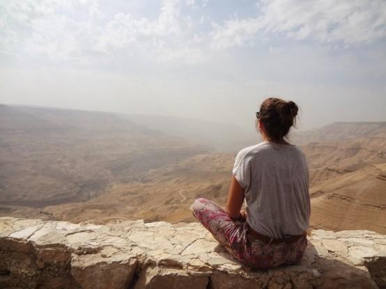 une jeune fille regarde les montagnes de jordanie