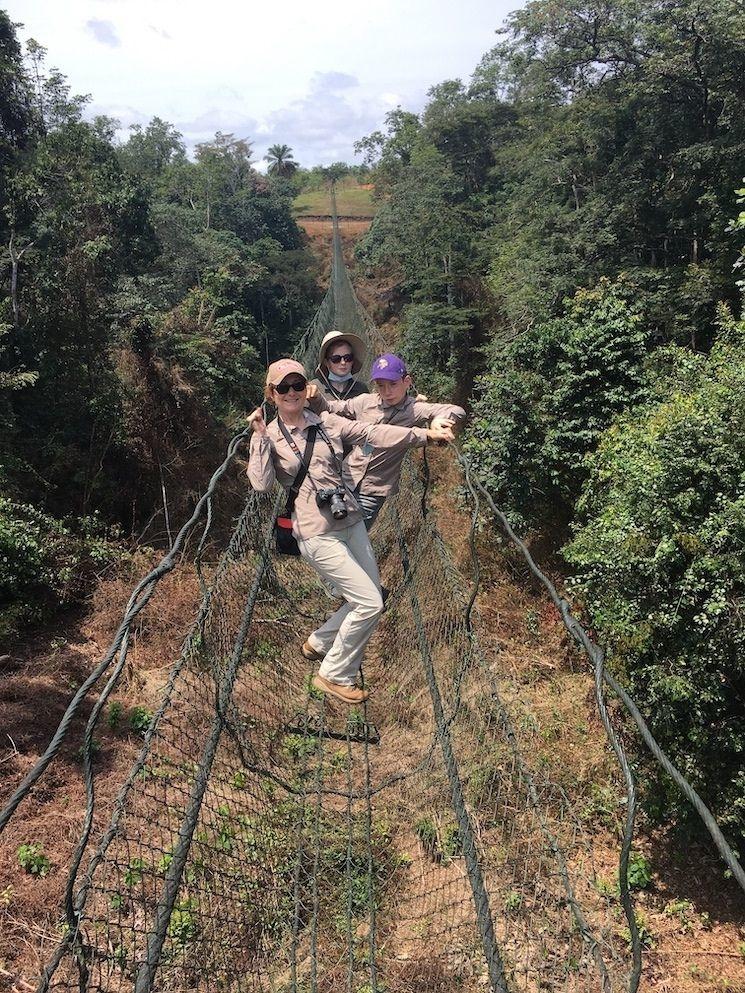 Gabon Christine et ses enfants sur un pont de singe