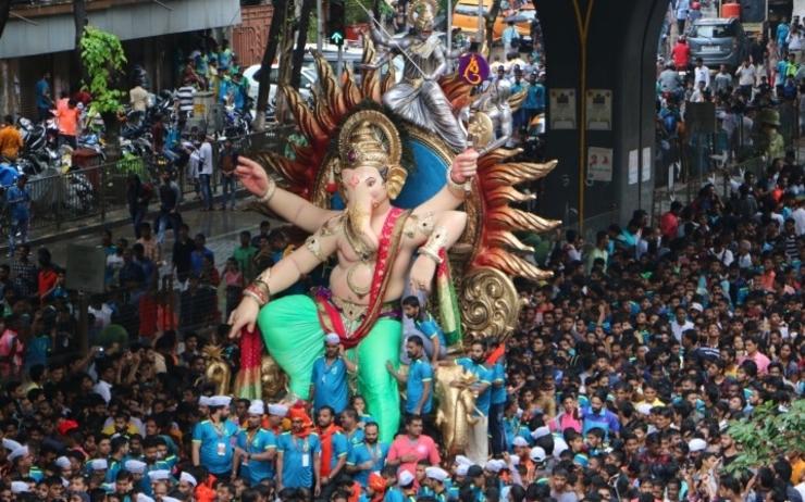 Procession d'un Ganesh à Mumbai