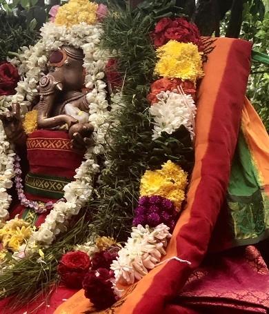 Une statuette de Ganesh habillée et décorée