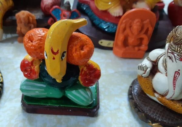 Un mini Ganesh avec une trompe en banane