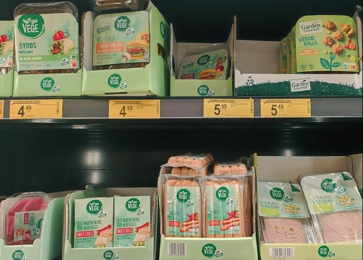 Produits de la marque GoVege dans un rayon du supermarché Biedronka