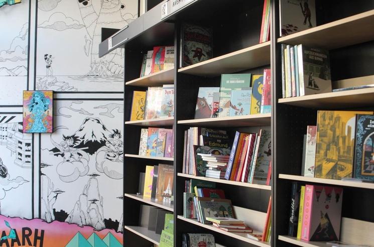 Intérieur de la librairie le Grenier à bulles