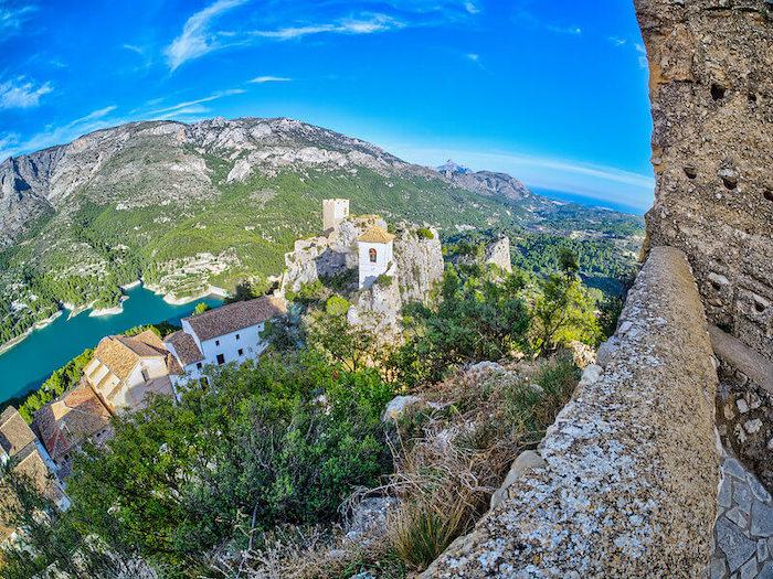 un paysage montueux à Guadalest dans la région d'Alicante