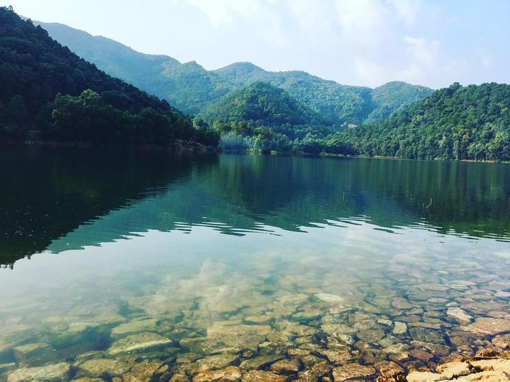 la montagne et le lac de Ham Lon