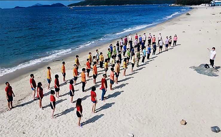 Choeur chantant sur la plage