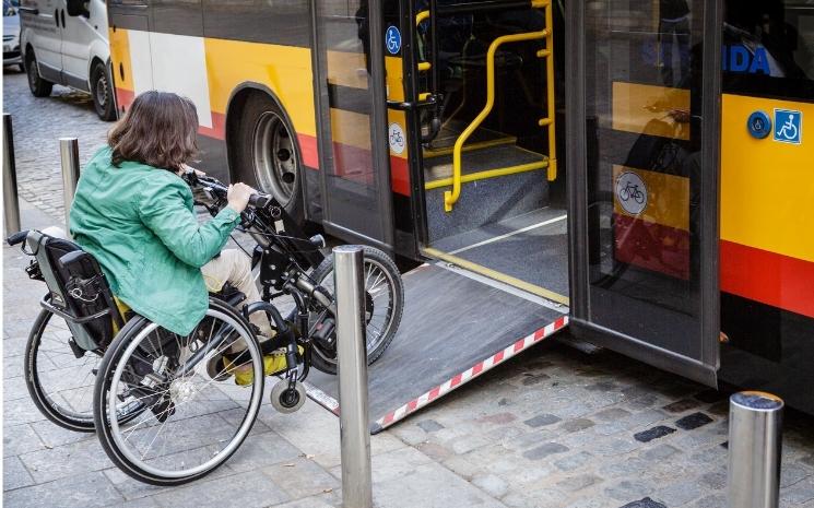 Étudiant handicapé qui rentre dans un bus