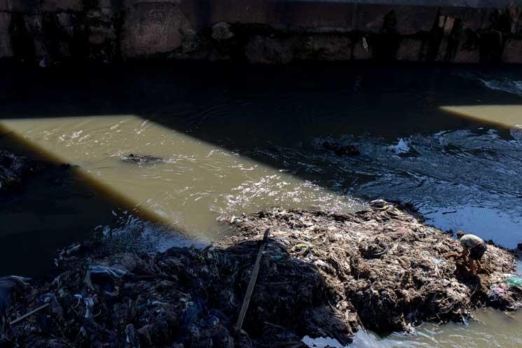 Un homme cherche à manger dans la rivière