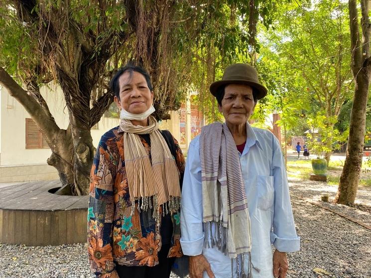 Horn Chhoen, à gauche, et Pov John, qui ont été photographiés le 30 septembre lors de l'événement dans la province de Battambang, sont ensemble depuis près de 40 ans. Photo Teng Yalirozy