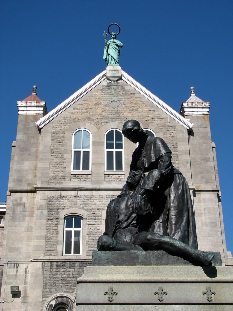 statue de jeanne mance devant l-Hotel-Dieu de Montréal 