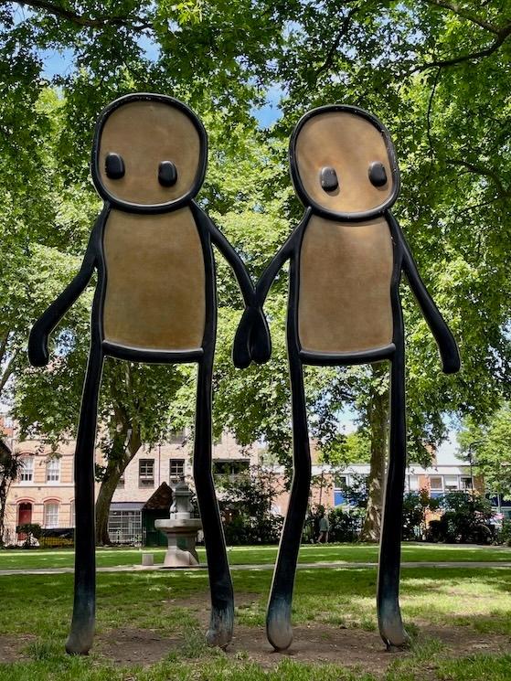 Oeuvre géante de Stik « Holding Hands » à Hoxton Square