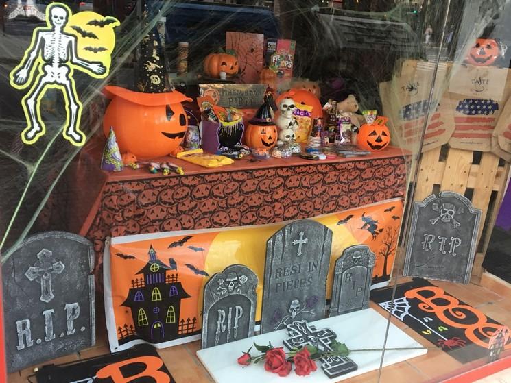 Une vitrine d'un magasin de Valencia décoré pour Halloween