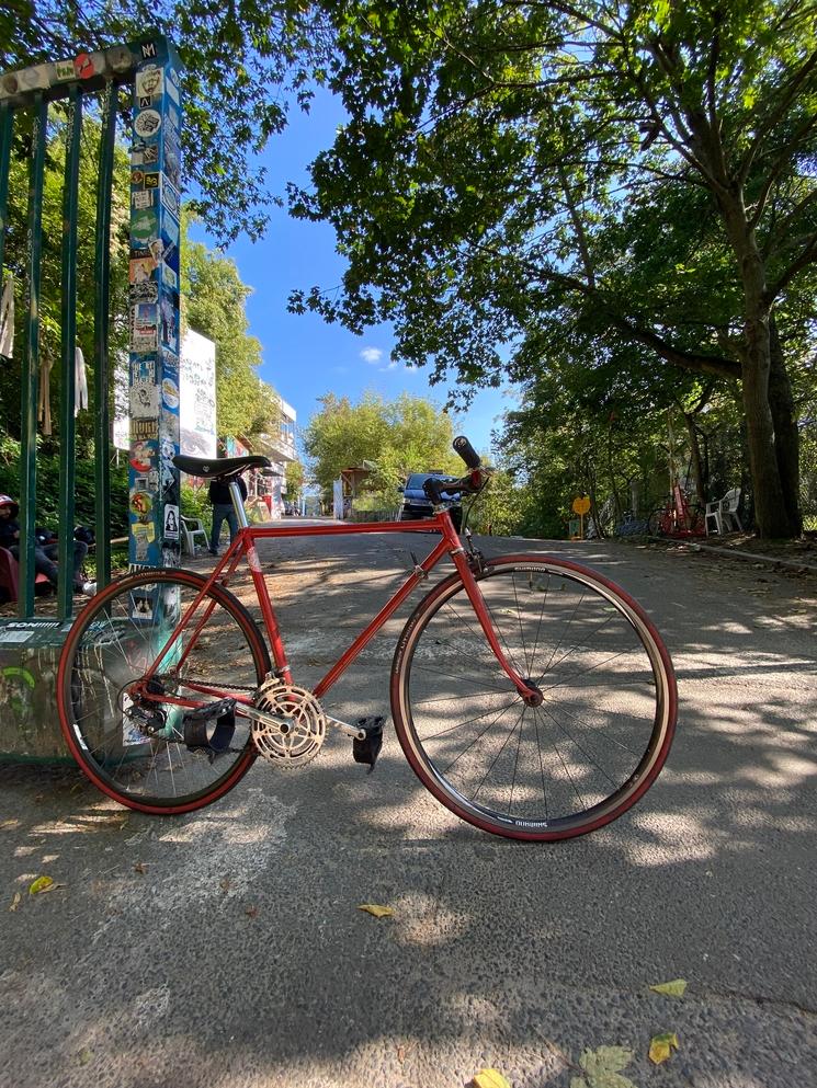 Vélo contre une grille