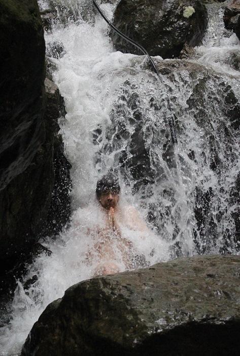 Méditer sous une cascade au Japon, une expérience inoubliable !