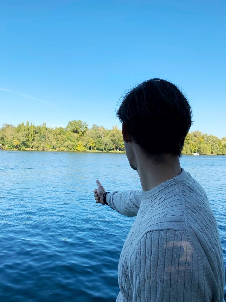 homme fait du stop avec des bateaux