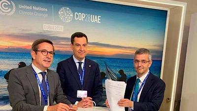 Le président du gouvernement régional d'Andalousie, Juanma Moreno, et le Groupe espagnol pour la croissance verte (GECV) dans le cadre de la Cop28 à Dubaï.