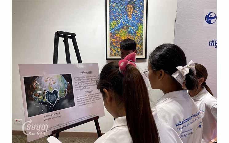 De jeunes Cambodgiens présentent leurs œuvres d'art sur le thème de la corruption lors d'une exposition organisée par TIC dans le cadre de la Journée internationale de lutte contre la corruption. Photo prise le 8 décembre 2023. (CamboJA/ Chhorn Chansy)