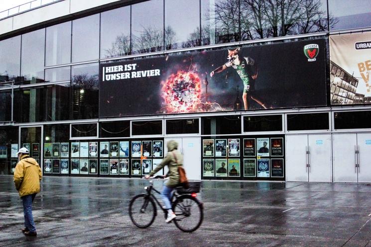 Affiche des Fuchse de Berlin sur la Max Schmelling Halle