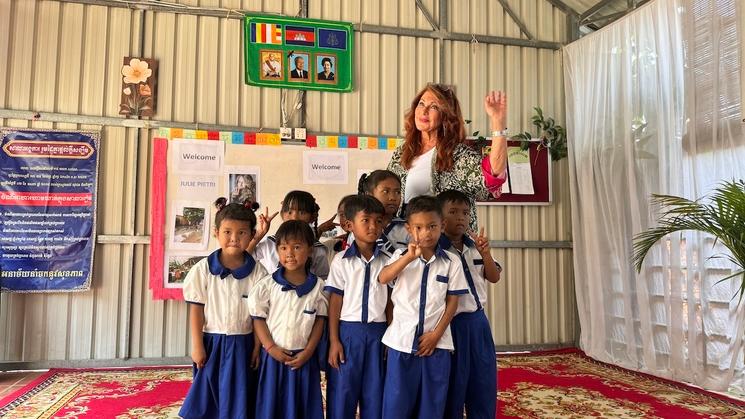 Julie Pietri avec les enfants de l'école 