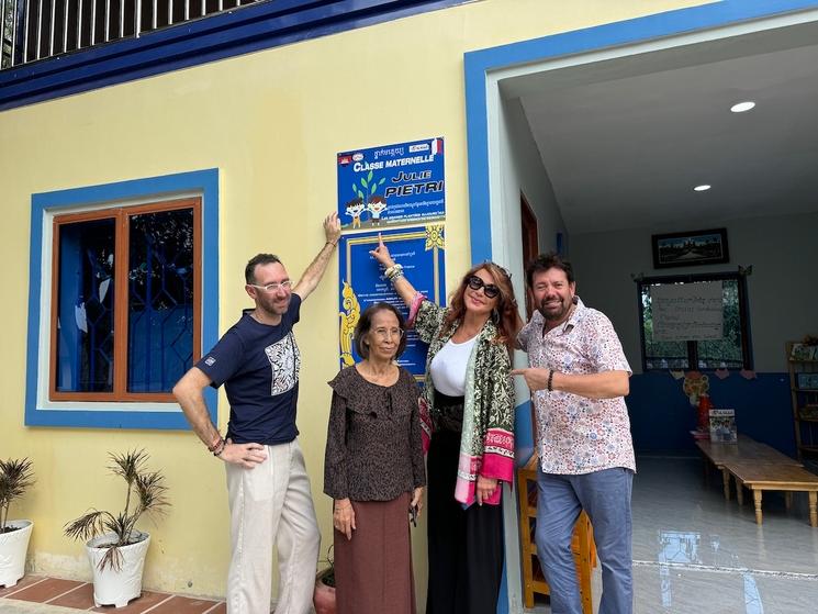 Eric, Sophoan, Julie et Martial devant la nouvelle classe maternelle 