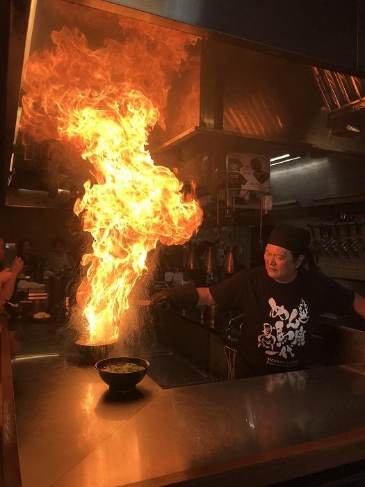 Un délicieux ramen en feu dans un quartier paisible de Kyoto