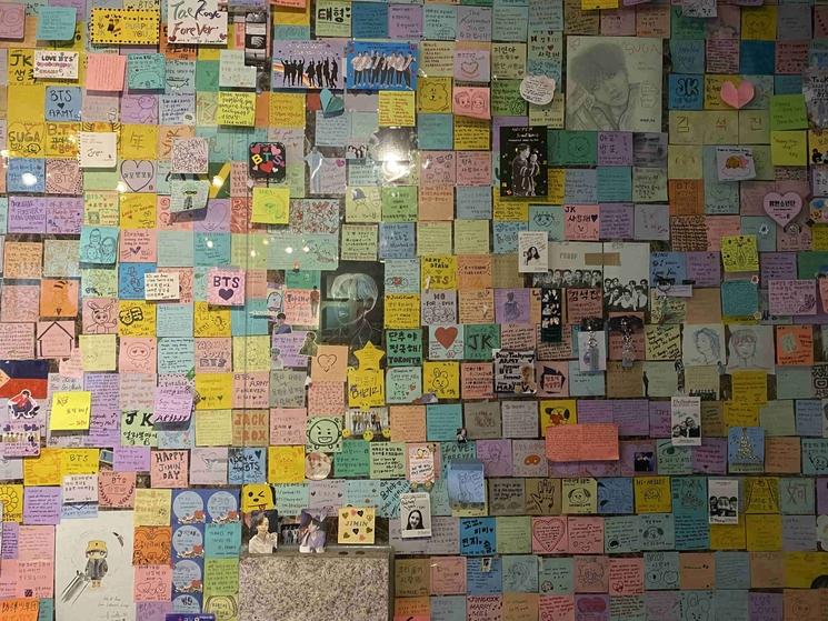 Des post-its installés sur les murs du café, ancien dortoir des membres de BTS.