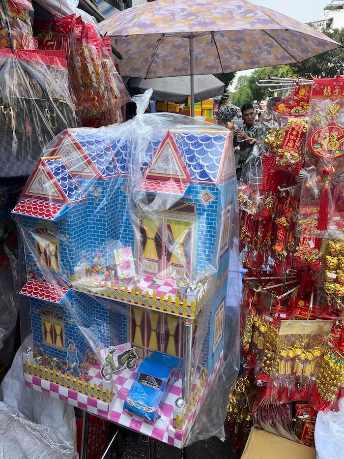 Une maison en papier prête à brûler au Vietnam