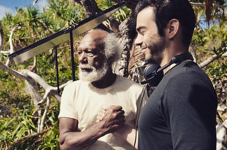 Photo de plateau pendant le tournage de l'arbre et la pirogue, moment d'intimité entre la réalisateur Sébastien Marques et l'acteur Jean-Michel Swan