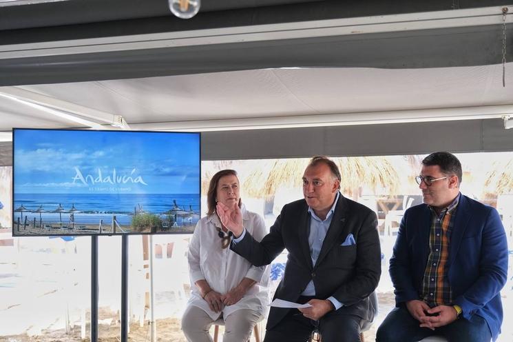 Arturo Bernal, le ministre régional du tourisme, ainsi que d'autres autorités et participants à l'événement, organise le traditionnel "espeto malagueño" lors de la présentation des prévisions touristiques de l'Andalousie pour cet été. 