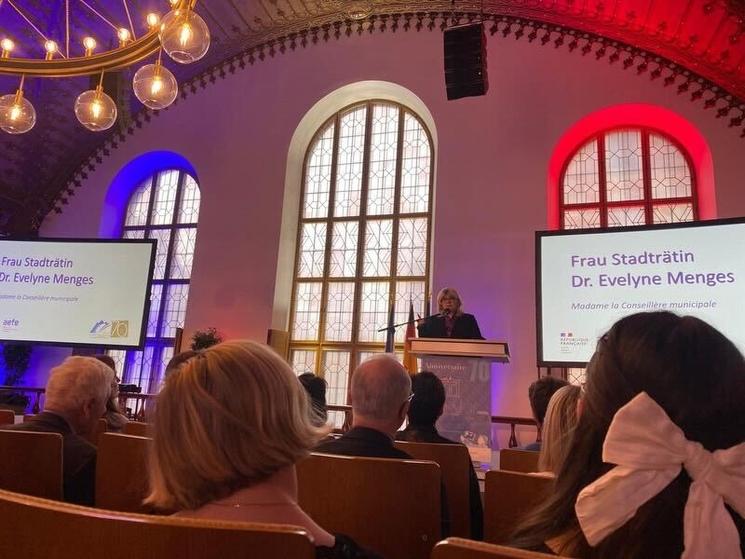 Evelyne Menges sur scène lors de la cérémonie des 70 ans du lycée jean renoir à Munich