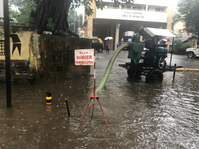 une rue de Mumbai inondée