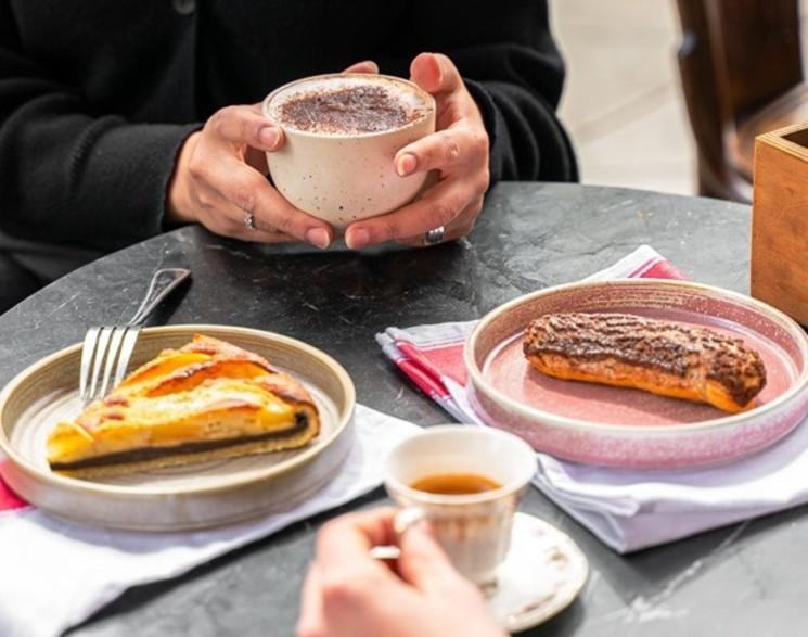 Des personnes boivent un café dans un restaurant