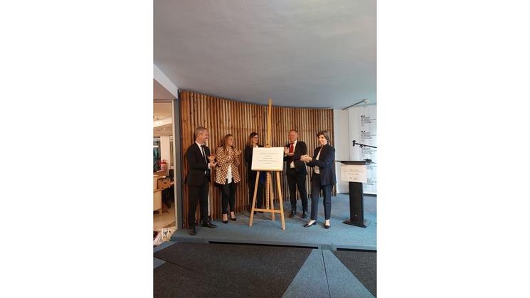 Les officiles inaugurant la plaque de l'IFAS