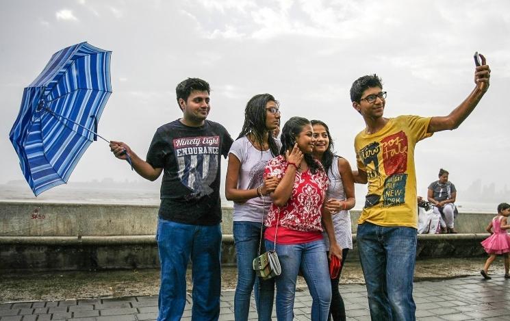 Des jeunes Indiens se prenant en selfie à Mumbai