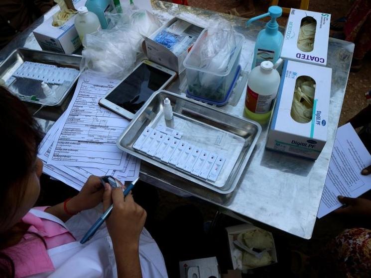 Infirmière cambodgienne rangeantdes tests hépatite C.jpg 