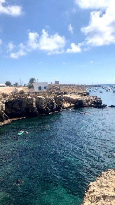 une crique entourée de rochers dans l'île de Tabarca