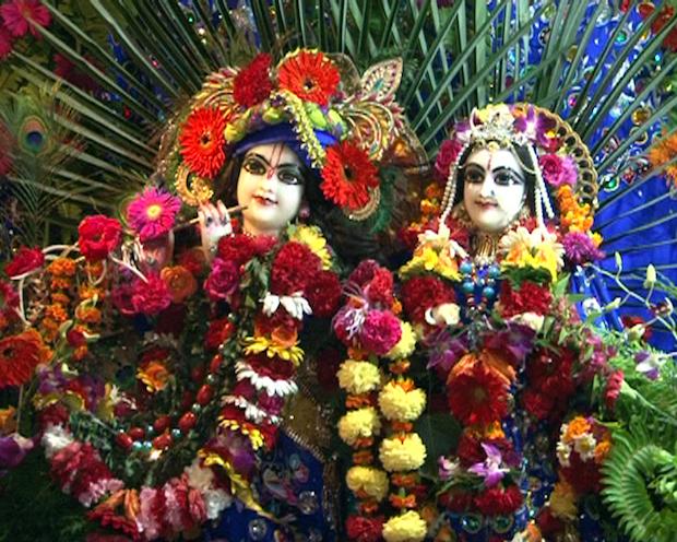 Krishna décoré de multiples fleurs pour Janmashtami