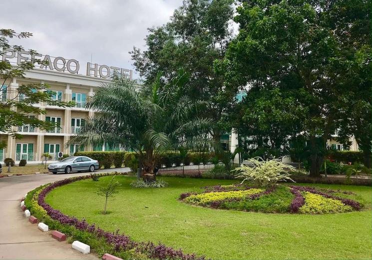 Le jardin face à la réception de l'hôtel PEFACO, à Brazzaville