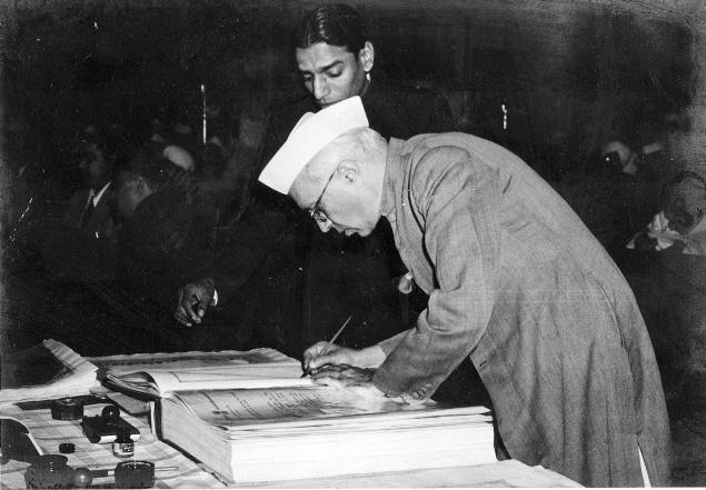 Jawaharlal Nehru signe la Constitution de l'Inde