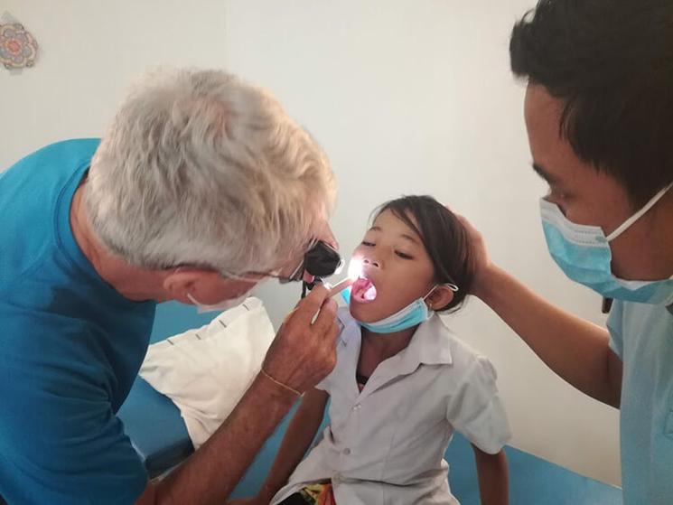 Jean Pierre LEBOIS auscultant la dentition d'un enfant de l'école du Bayon