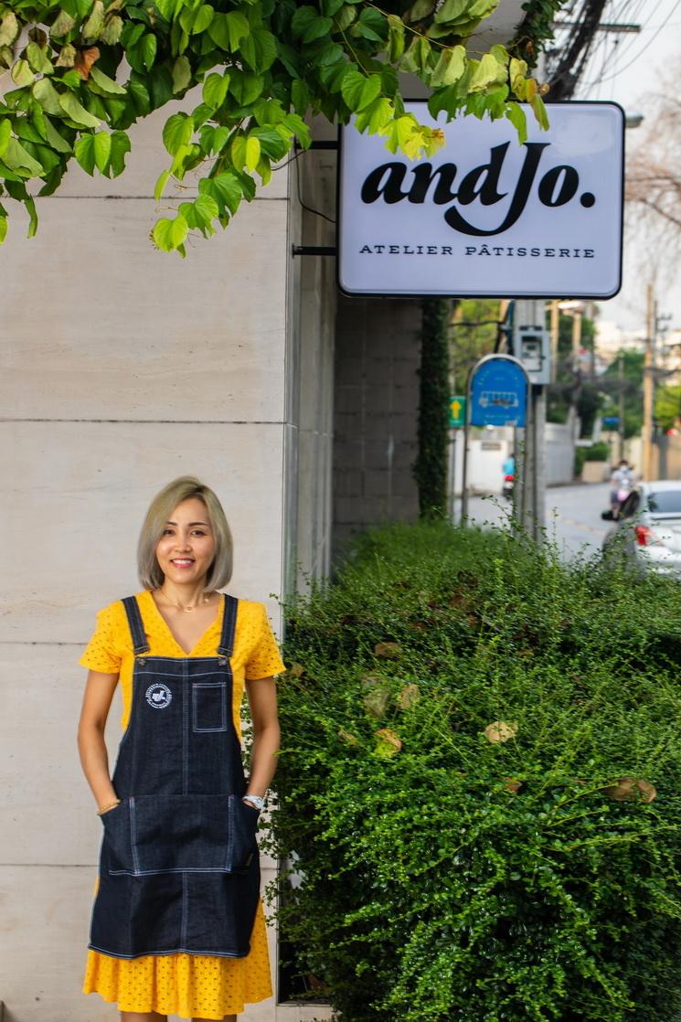 Jojo directrice de l'atelier de patisserie francaise a Bangkok andJo.