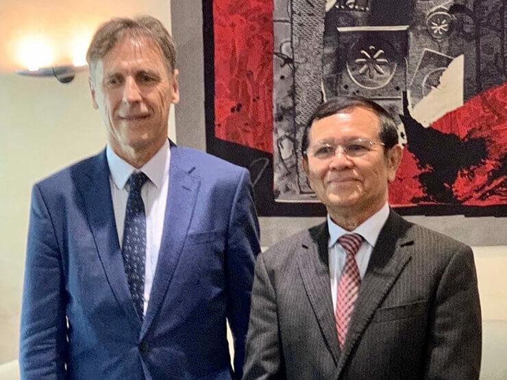 Khmer Sokha avec l'ambassadeur de France