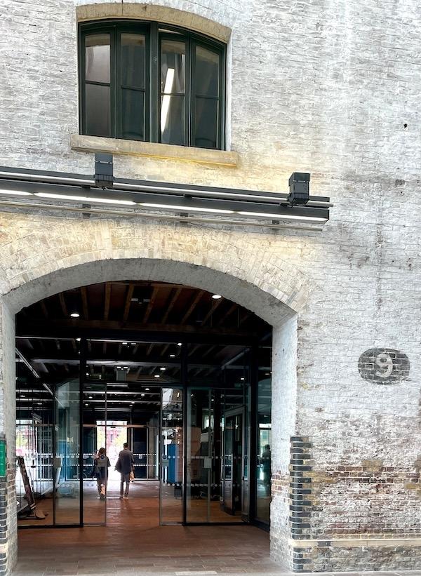 Vestiges de l’entrepôt n.9 de Granary Square dans Central St Martins Arts College