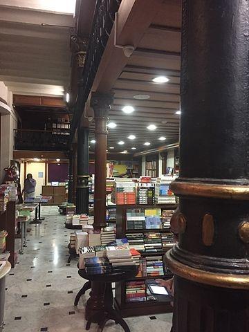 Intérieur de la librairie Kitab Khanna à Mumbai