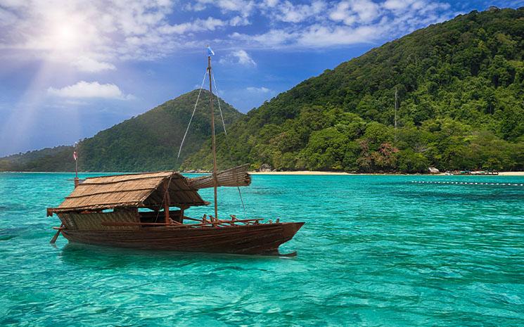 Une barque de pecheurs moken ancree dans une baie des iles Koh Surin en Thailande