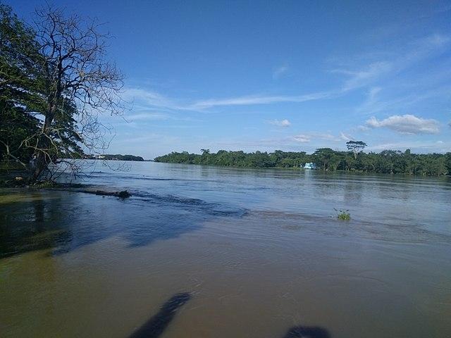 Le fleuv Kushiyara à Sylhet au Bangladesh