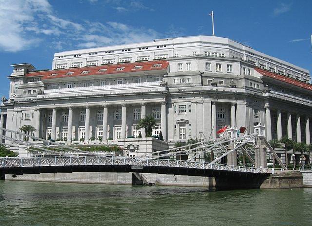 L'hôtel Fullerton qui se trouve sur l'emplacement où la pierre de Singapour fut trouvée - Wikimedia By Terence Ong